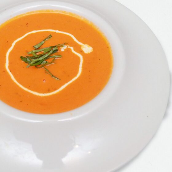 Crema de pomodori con crema de leche y albahaca