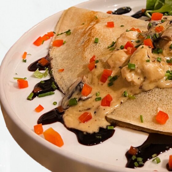 Crepe relleno de pollo y champiñones en salsa cremosa