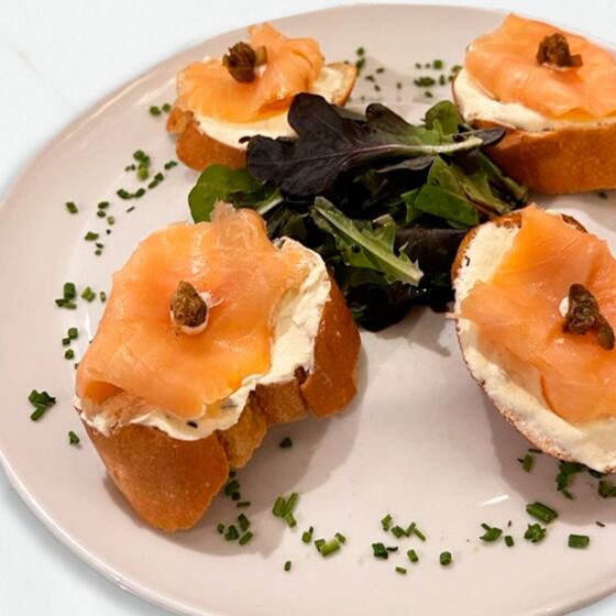 Crostini de salmón ahumado con crema agria y alcaparras