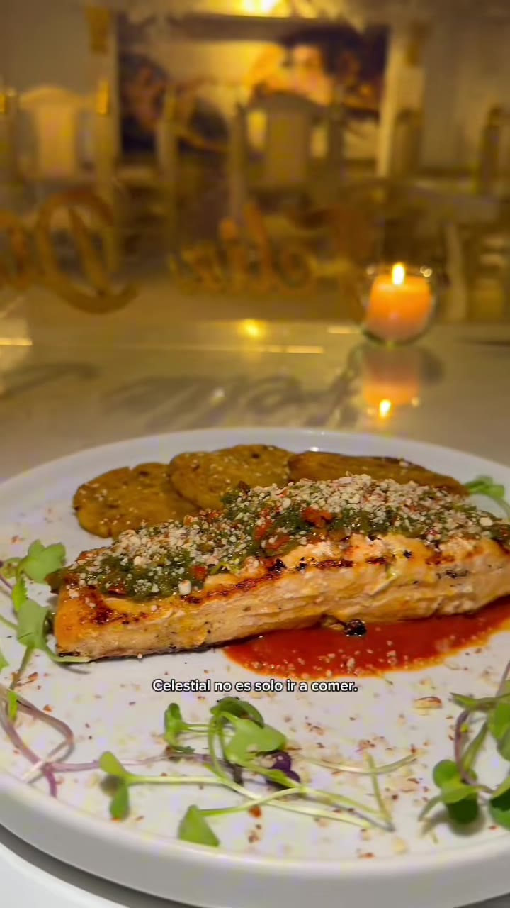Salmón con velas y un cóctel con humo en Celestial