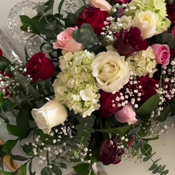 Centro de mesa de rosas y flores blancas para una celebración