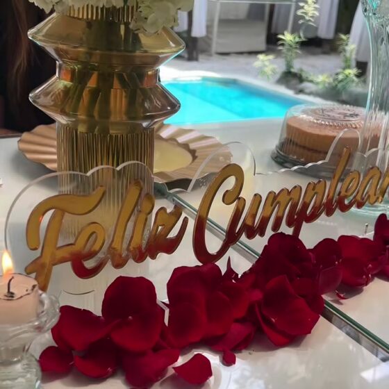 Letrero de feliz cumpleaños con pétalos de rosa