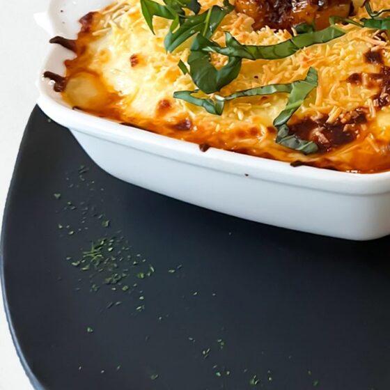 Lasagna de frutos del mar gratinada con una gamba encima