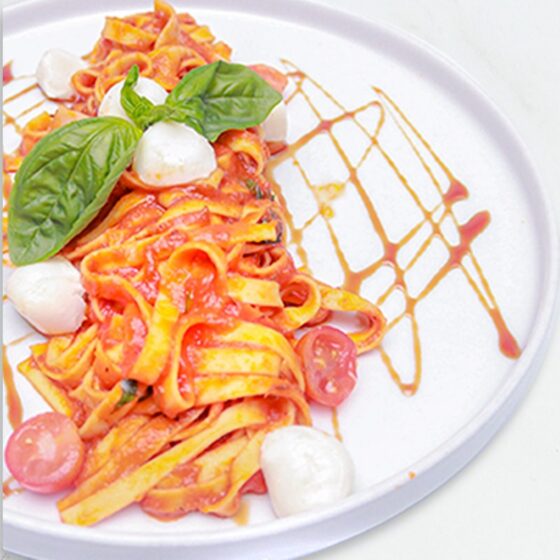 Pasta napolitana con mozzarella de búfala, tomate cherry y albahaca