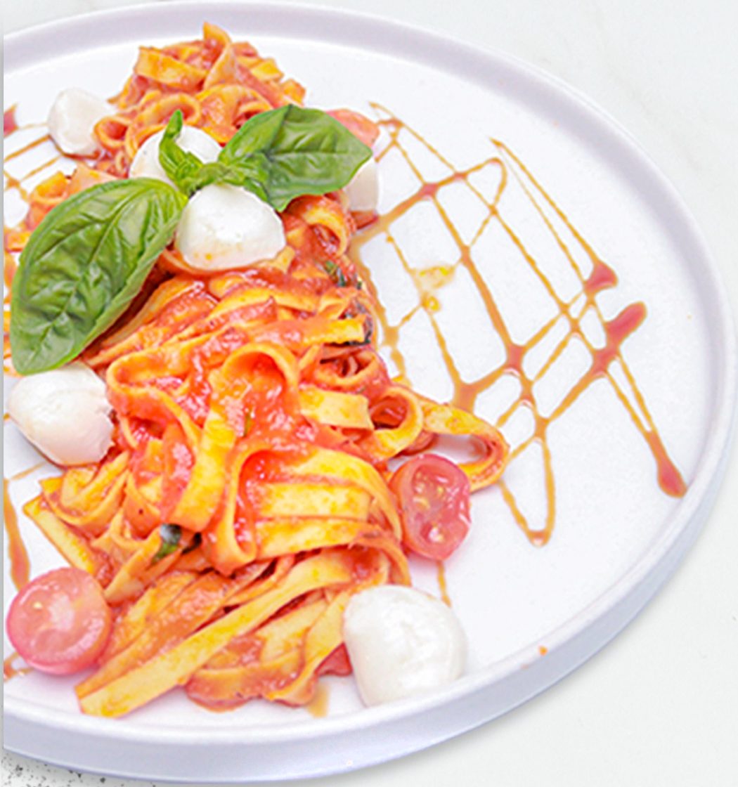 Pasta napolitana con mozzarella de búfala, tomate cherry y albahaca