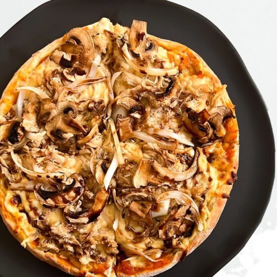 Pizza de pollo y champiñones