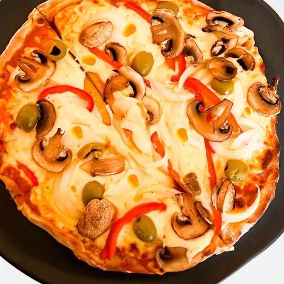 Pizza vegetariana con pimentón, champiñones, aceitunas y cebolla