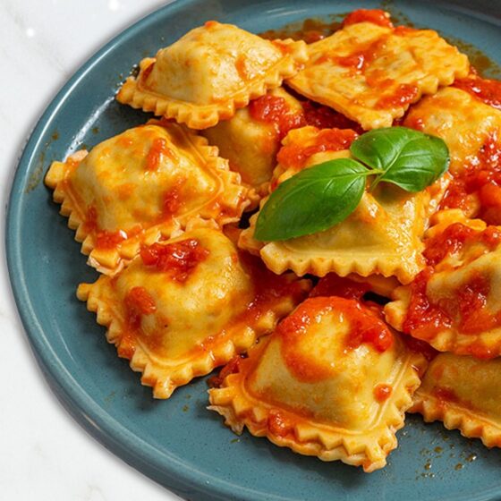Raviolis de cuatro quesos en salsa boloñesa